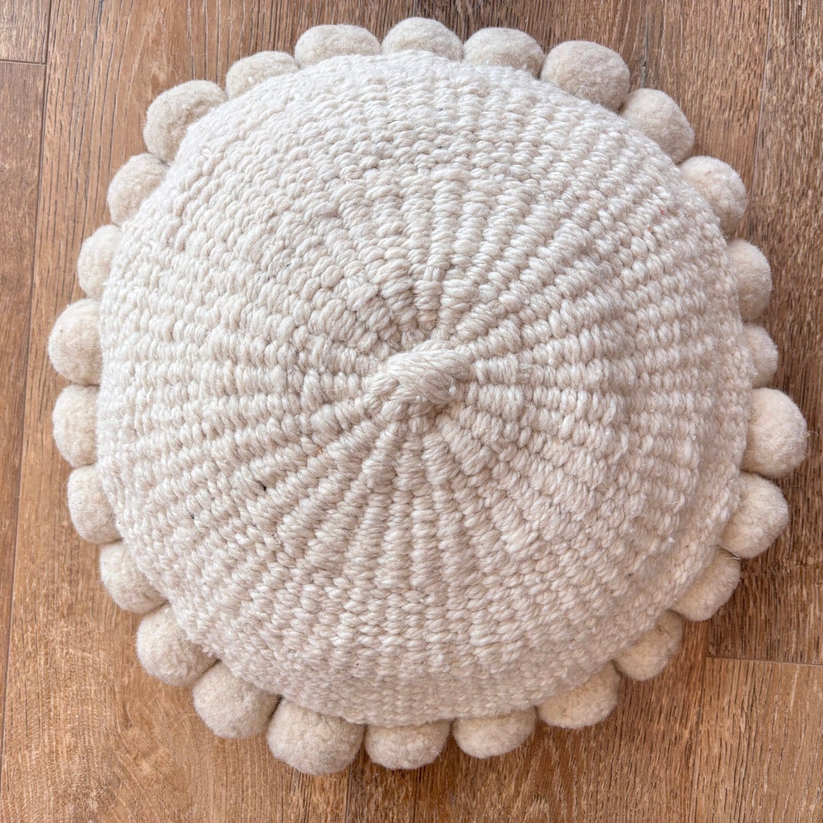 FUNDA ALMOHADON DE LANA DE OVEJA, TEJIDO EN TELAR CIRCULAR CON POMPONES - CRUDO