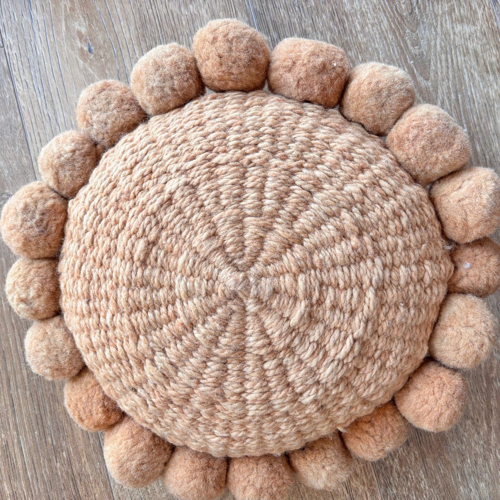 FUNDA ALMOHADON DE LANA DE OVEJA, TEJIDO EN TELAR CIRCULAR CON POMPONES - MOSTAZA