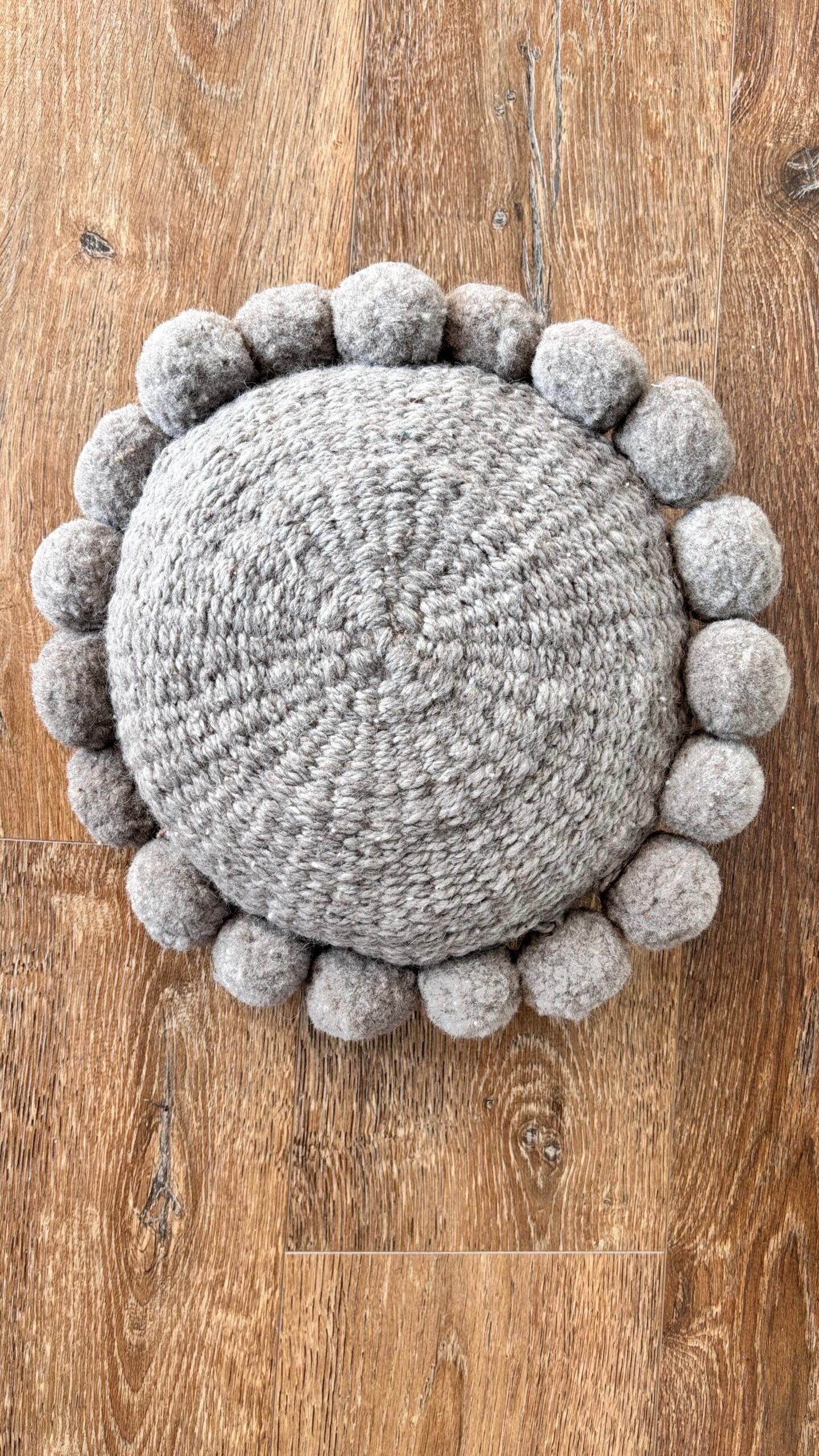 ALMOHADON DE LANA DE OVEJA, TEJIDO EN TELAR CIRCULAR CON POMPONES - GRIS